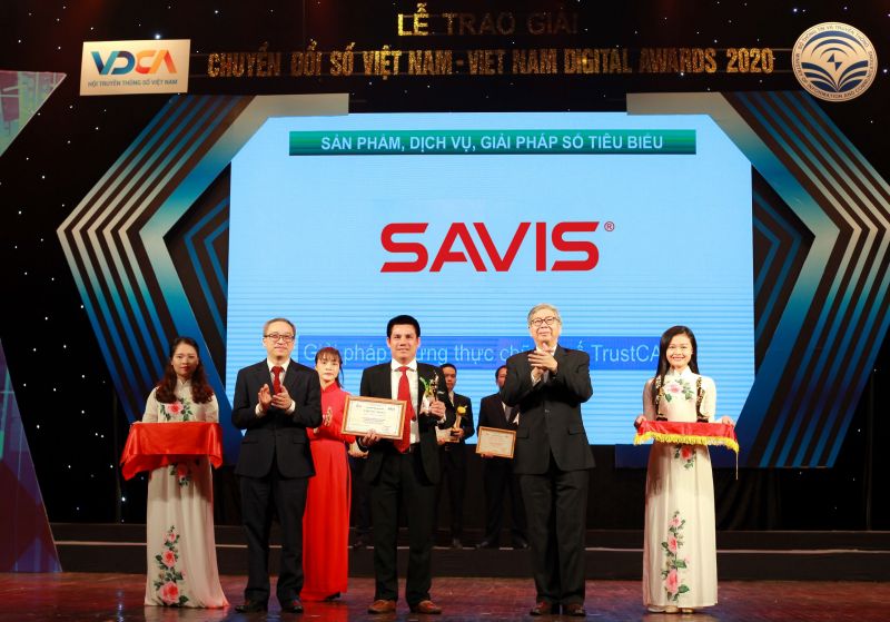 SAVIS giành liên tiếp 5 giải thưởng Chuyển đổi số Việt Nam 2020 3 IMG 4805 scaled 1 e1604046461340