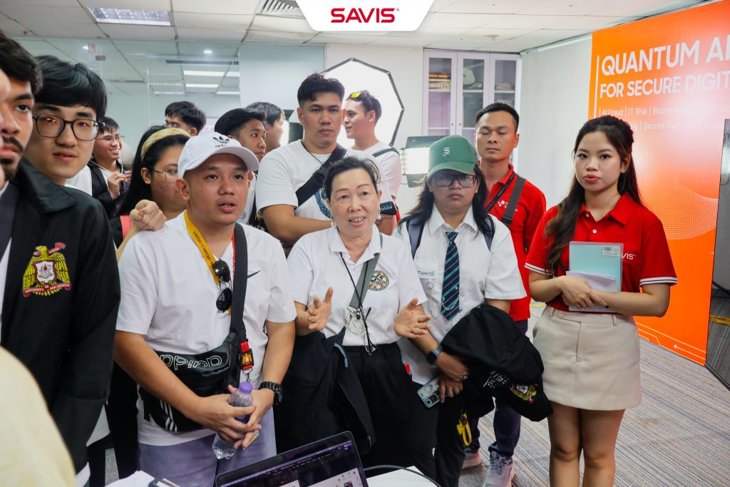 Trải nghiệm công nghệ tương lai cùng SAVIS: Từ AI, IoT Lab đến Chính phủ số 10 Ban sao cua IMG 7462